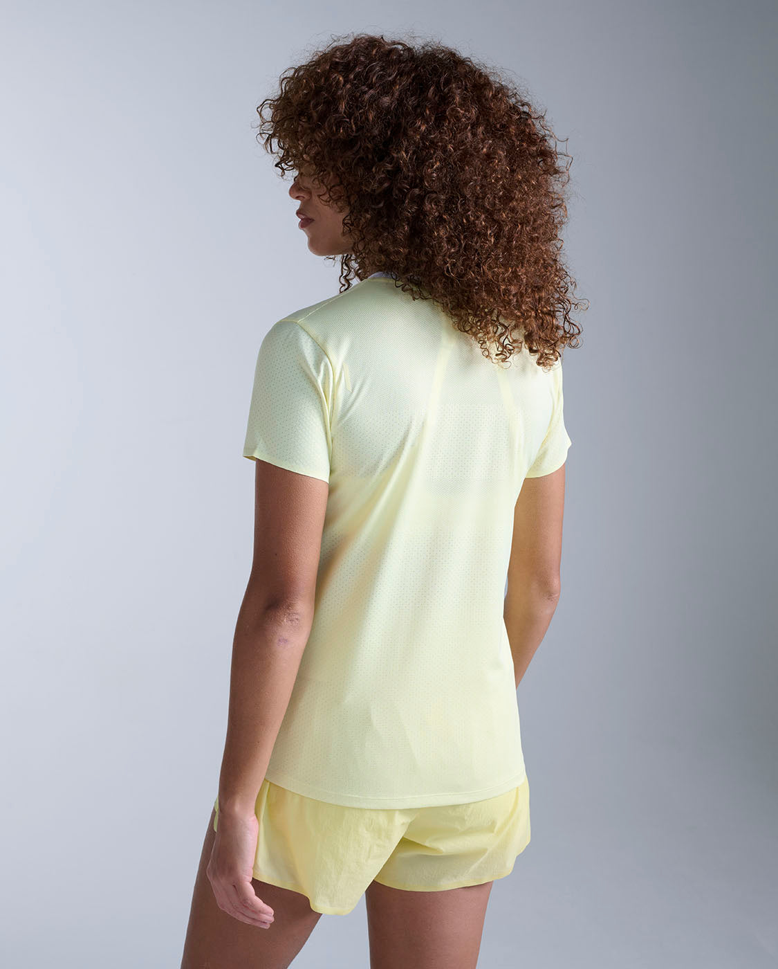 2xu-light-speed-tech-tee-lemon-ice-laufshirt-damen image 2