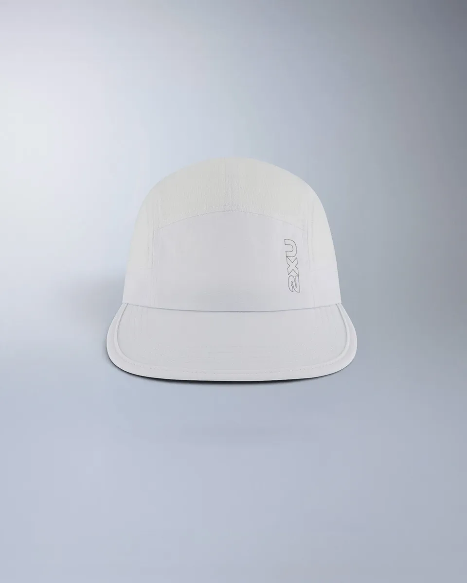 2xu-light-speed-cap-laufkappe-wei-silber-reflektierend image 1