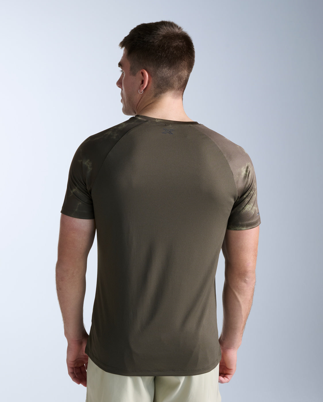 2xu-aero-tee-herren-flint-synapse-laufshirt-upf-50 image 5