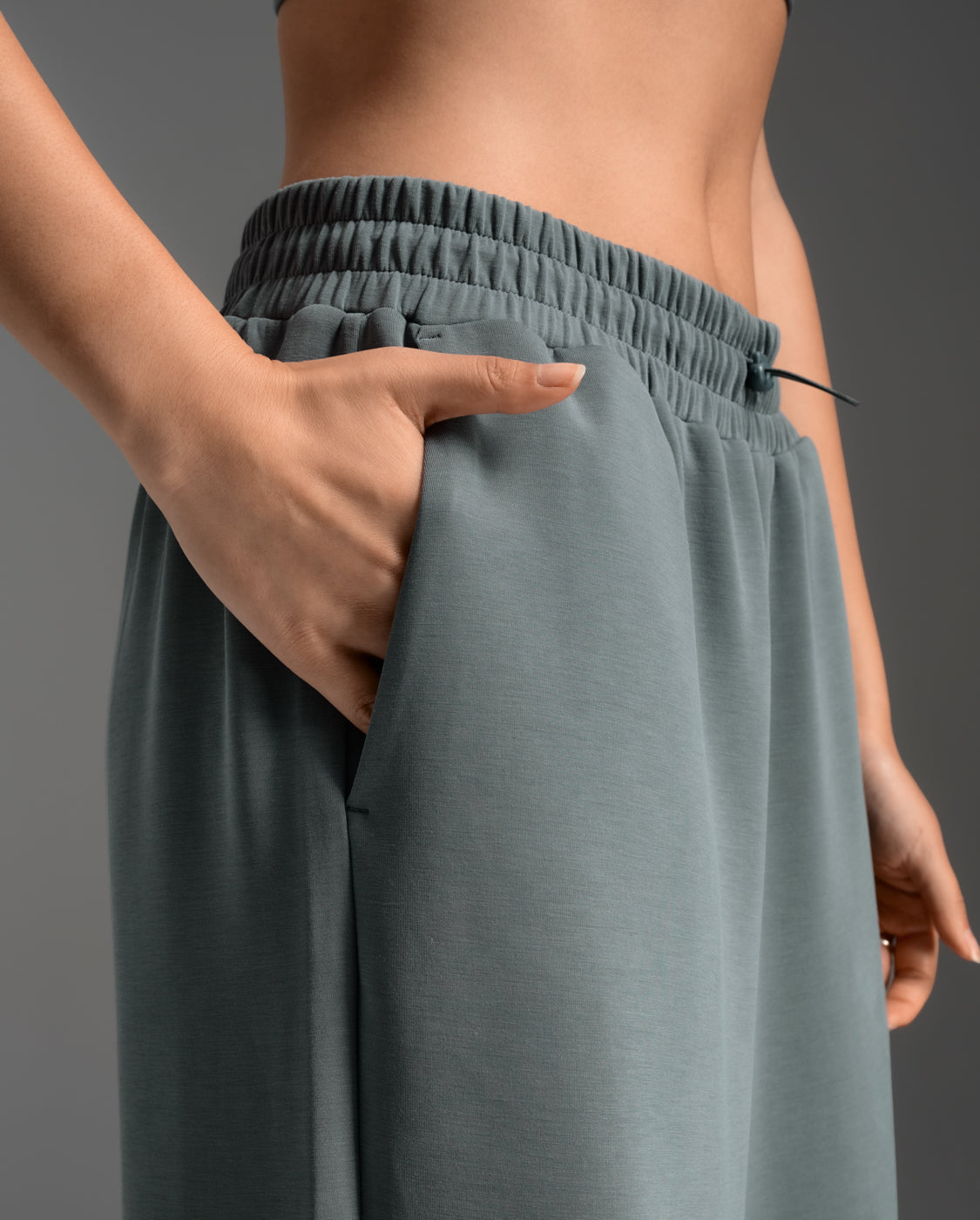 2xu-wonderluxe-wide-leg-pants-damen-sporthose-dark-sage image 7