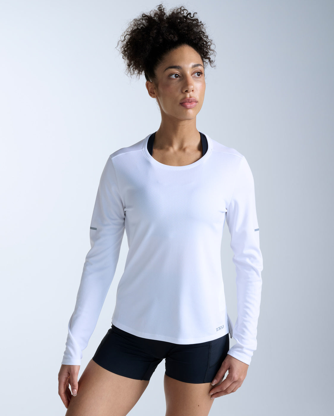2xu-aero-long-sleeve-damen-wei-silber-laufshirt image 1