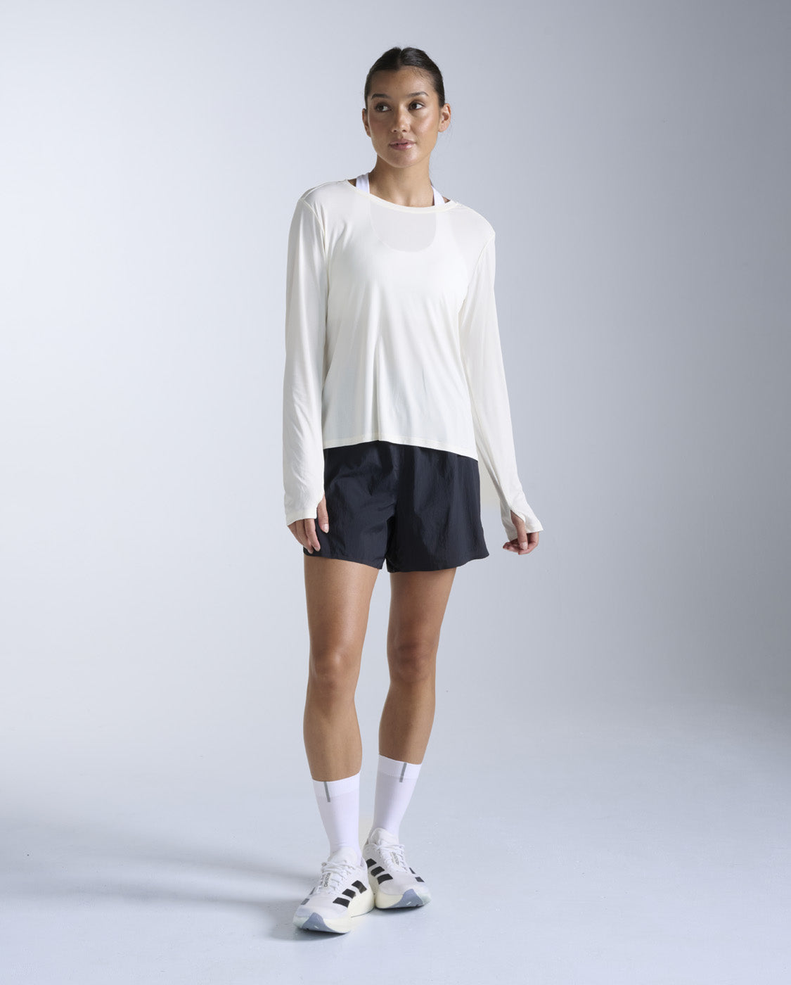 2xu-aero-trail-longsleeve-damen-chalk-langarm-upf50 image 3