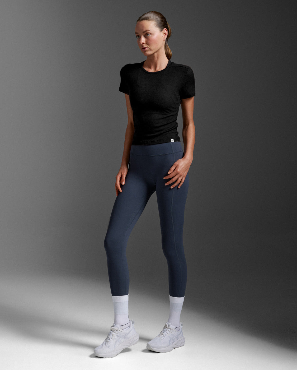 2xu-fluid-modal-ribbed-crop-tee-t-shirt-black-white-damen image 7