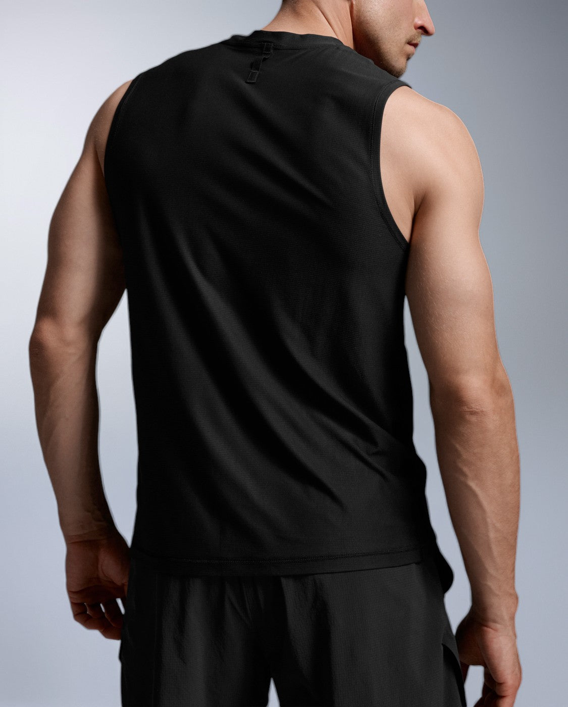2xu-force-tech-tank-top-herren-schwarz-aermellos image 2