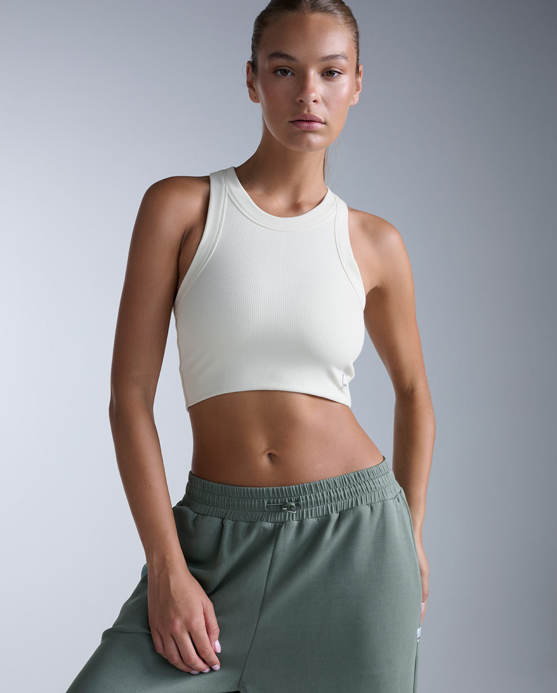 2xu-fluid-tencel-ribbed-crop-tank-top-chalk-damen image 1