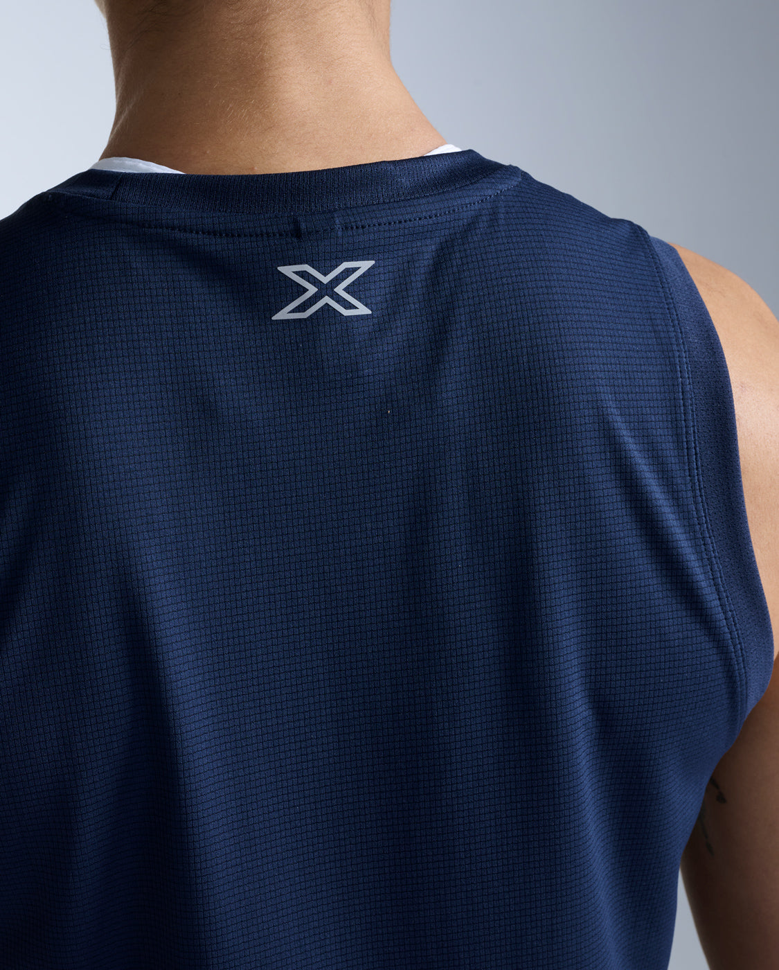 2xu-aero-mesh-crop-tank-lauftop-damen-midnight-atmungsaktiv image 6