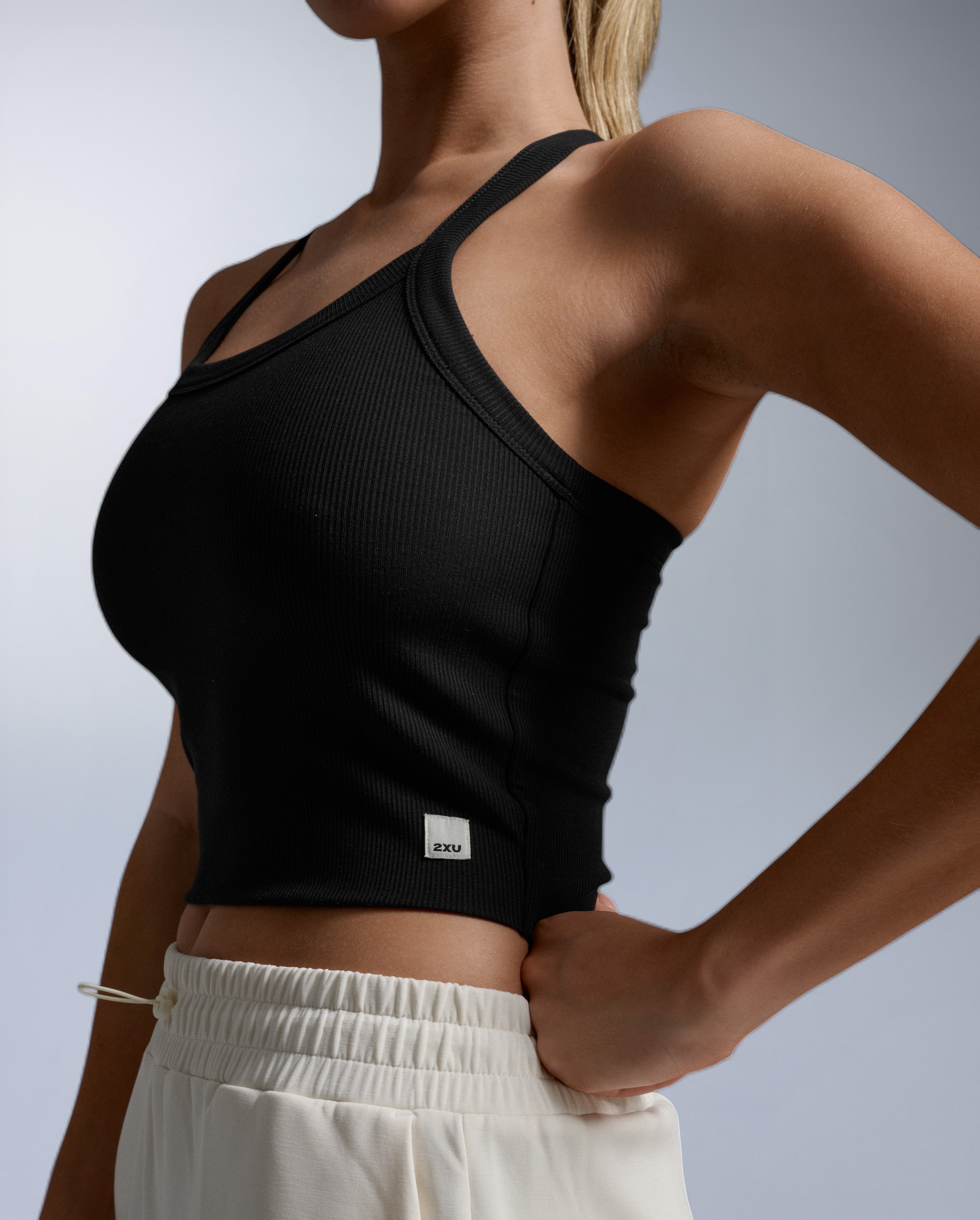 2xu-fluid-crop-top-damen-schwarz-tencel-ripp image 2
