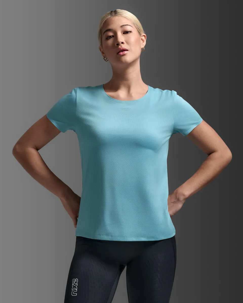 2xu-light-speed-tech-tee-laufshirt-damen-retro-blue image 1