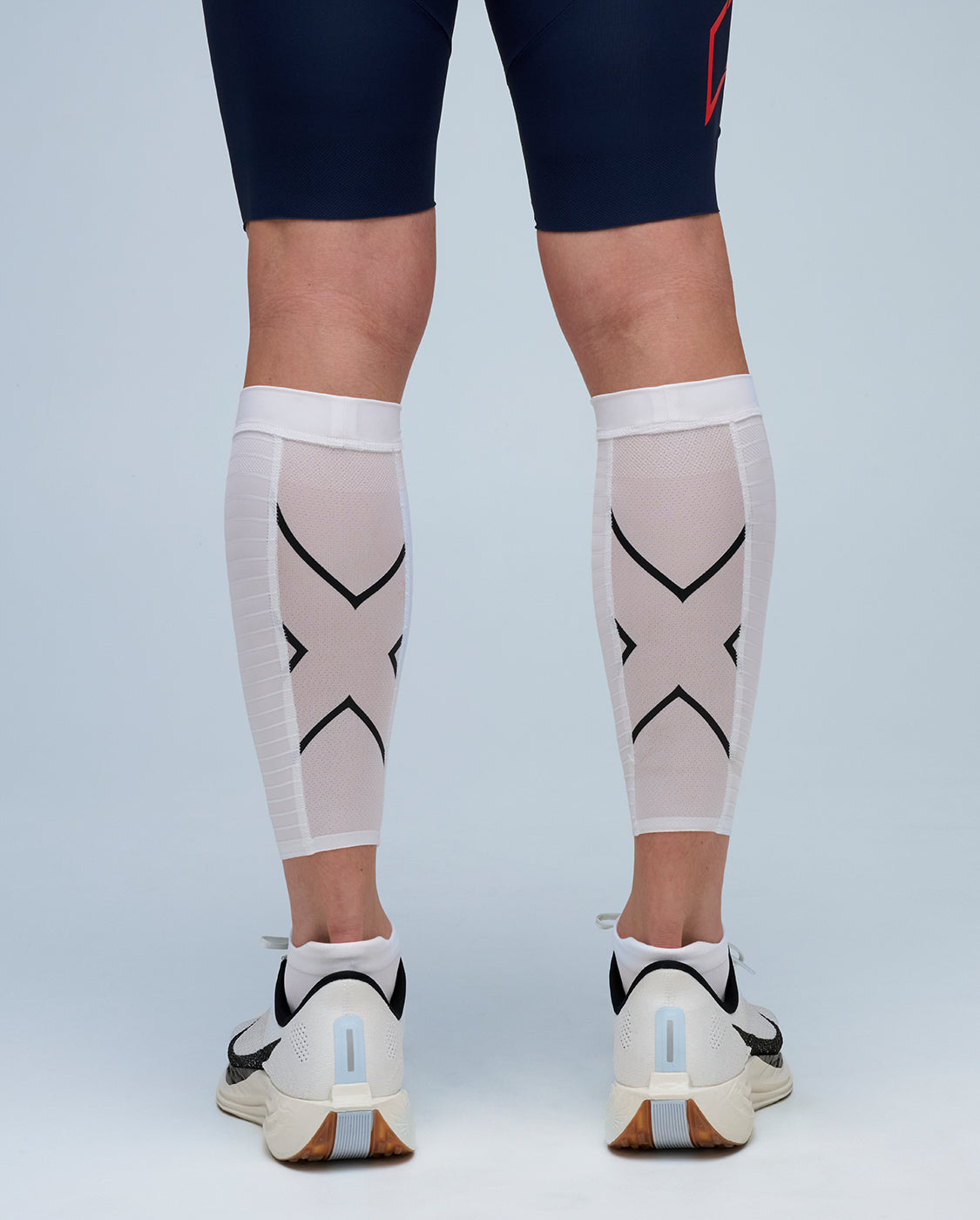 2xu-light-speed-aero-calf-guards-wei-schwarz-triathlon image 1