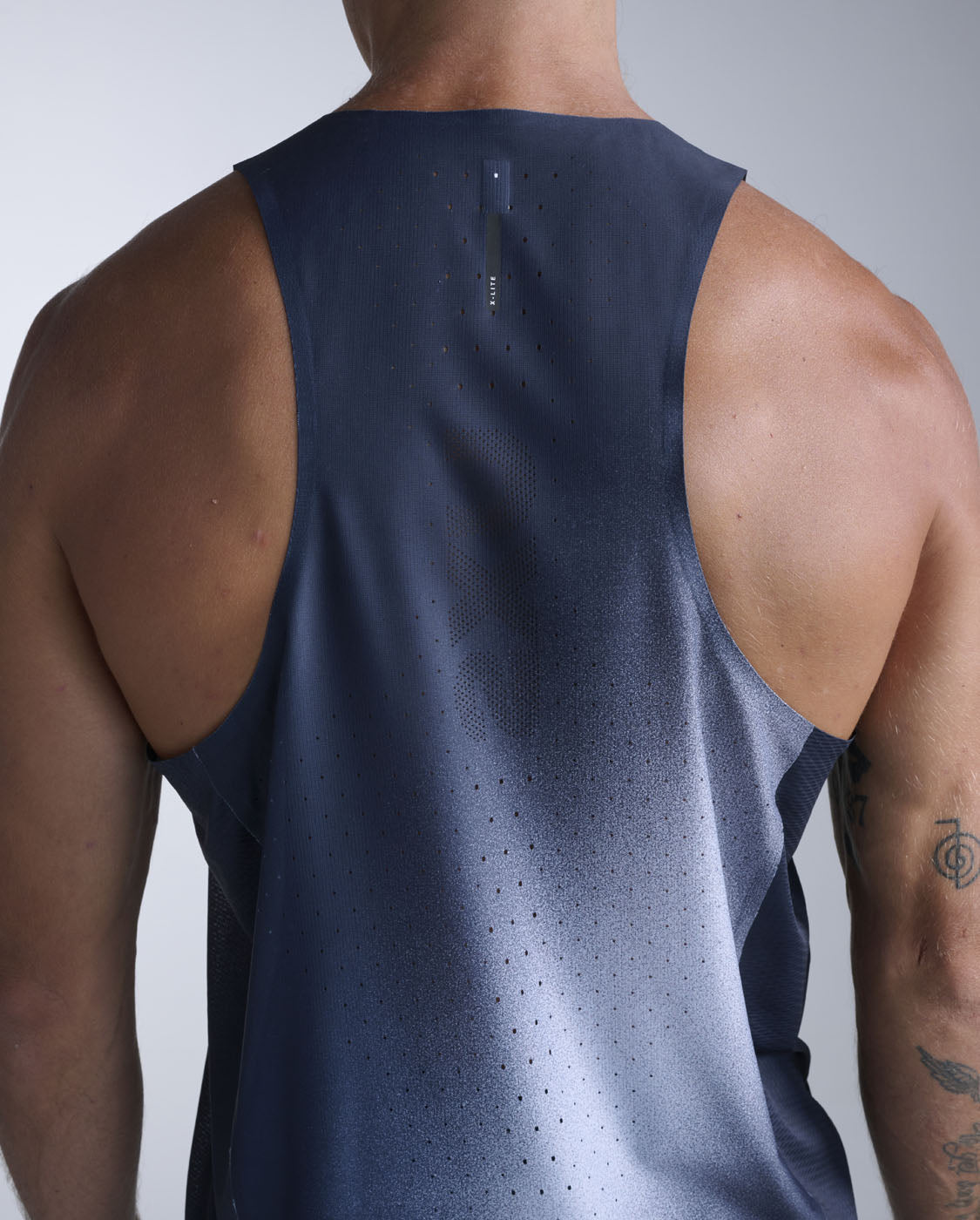 2xu-light-speed-react-singlet-herren-moonstone image 4